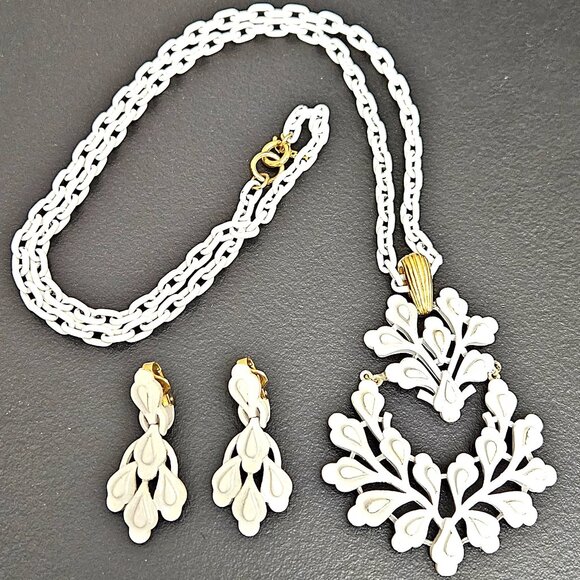 Vintage Trifari White Enamel Chain & Double Drop Pendant Necklace and Earrings - Picture 1 of 16